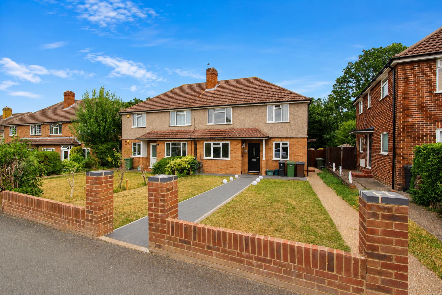 2 bed property in Stoneleigh Park Road, Epsom